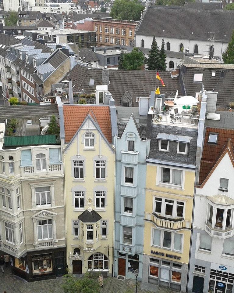 Blick vom Aachener Dom über schmale, bunte Altbauten mit Erkern und Dachgauben